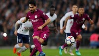 Ilkay Guendogan membuat satu gol dari titik putih saat Manchester City menang 3-1 atas Tottenham Hotspur. (Andrew Couldridge/Action Images via Reuters)
