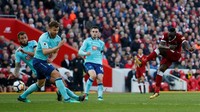 Sadio Mane langsung membawa Liverpool unggul 1-0 di menit ketujuh. Memanfaatkan sundulannya yang gagal dibendung dengan baik, ia mencocor masuk bola ke gawang Bournemouth. (Foto: Andrew Yates/Reuters)