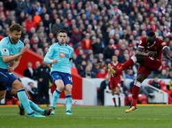 Sadio Mane langsung membawa Liverpool unggul 1-0 di menit ketujuh. Memanfaatkan sundulannya yang gagal dibendung dengan baik, ia mencocor masuk bola ke gawang Bournemouth. (Foto: Andrew Yates/Reuters)