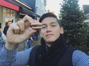 Mengintip, Gaya Kulineran Samuel Zylgwyn Kalau Sedang Jalan-jalan