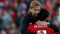 Usai pertandingan, manajer Juergen Klopp memeluk Salah yang baru saja mencetak gol ke-30 di Liga Inggris. Total pemain asal Mesir itu sudah mencetak 40 gol di semua kompetisi. (Foto: Andrew Yates/Reuters)