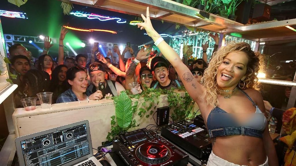 Rita Ora Menjajakan Minuman Sambil Nge-DJ
