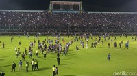 Baku hantam tak bisa dihindari antara petugas keamanan dengan suporter. Suasana terus memanas, ketika aparat keamanan mencoba menenangkan suporter. (Muhammad Aminudin/detikSport)