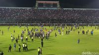 Foto: Rusuh Suporter di Laga Arema vs Persib