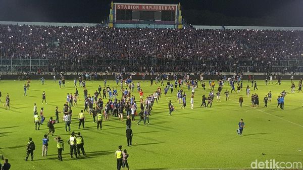 Foto: Rusuh Suporter di Laga Arema vs Persib