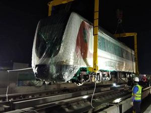 Hore, Kereta LRT Jakarta Mendarat Mulus di Rel Kelapa Gading