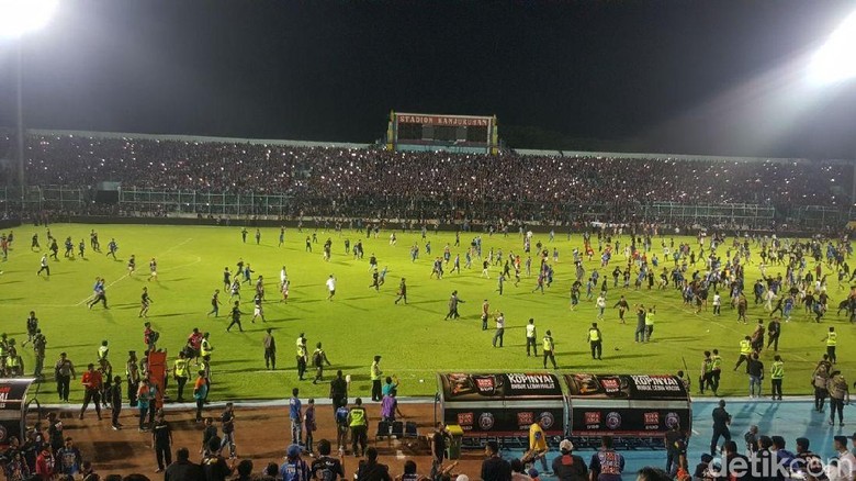 Rusuh Suporter di Injury Time Laga Arema FC Vs Persib Bandung Rusuh Suporter di Injury Time Laga Arema FC Vs Persib Bandung