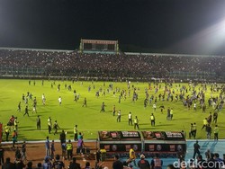Rusuh Suporter di Injury Time Laga Arema FC Vs Persib Bandung