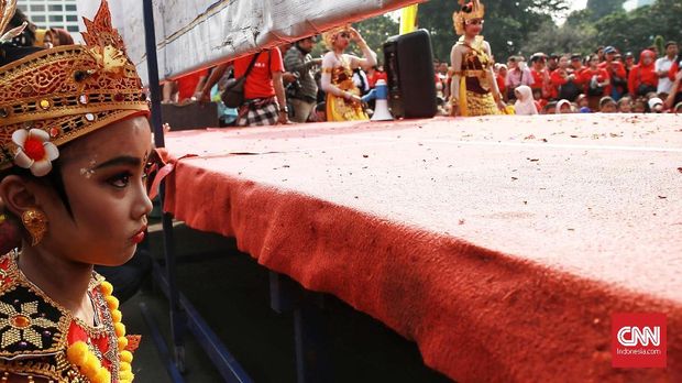 Lembaga Kesenian Bali (LKB) Saraswati menggelar dirgahayu ke-50 tahunnya dengan pawai, pergelaran tari tradisional Bali, dan sosialisasi seni Bali sekaligus edukasi alat musik gamelan di arena Car Free Day (CFD), Bundaran Hotel Indonesia, Jakarta. Minggu, 15 April 2018. Pawai ini sendiri diikuti oleh sekitar 300 peserta didik sanggar LKB Saraswati se-Indonesia. Pada dirgahayu kali ini, LKB Saraswati mengangkat tema 'Seni Untuk Kedamaian, Persahabatan' sebagai bentuk respon terhadap kondisi sosial budaya di Indonesia belakangan ini. CNN Indonesia/Andry Novelino