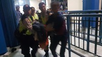 Tembakan gas air mata di letupkan untuk mencegah kisruh lebih panjang. Tapi itu tak membuat suporter mundur, mereka balik menyerang dengan berbagai benda di dekat mereka. Korban pun berjatuhan (Muhammad Aminudin/detikSport)