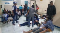 Banyak penonton yang jadi korban mendapat perawatan di salah satu ruangan stadion (Muhammad Aminudin/detikSport)