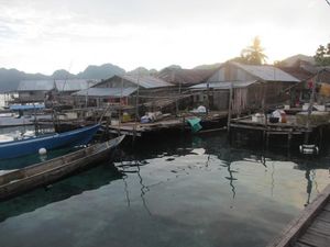 Berkunjung ke Desa Manusia Perahu, Mau?