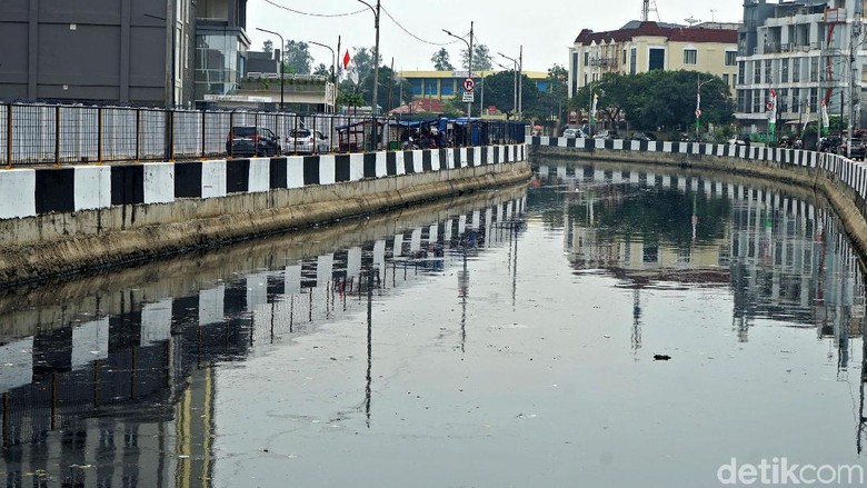 Mengapa Sungai di Jakarta Memiliki Air yang Hitam dan Bau? KASKUS