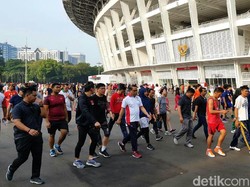 Pejabat dan Penonton Jalan Kaki ke Upacara Pembukaan Asian Games