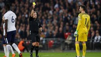 Tiga menit kemudian, City mendapat hadiah penalti setelah Hugo Lloris melanggar Raheem Sterling. Lloris sendiri diganjar kartu kuning atas pelanggarannya itu. Foto: Andrew Couldridge/Action Images via Reuters