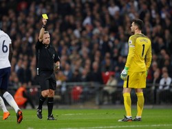 Tiga menit kemudian, City mendapat hadiah penalti setelah Hugo Lloris melanggar Raheem Sterling. Lloris sendiri diganjar kartu kuning atas pelanggarannya itu. Foto: Andrew Couldridge/Action Images via Reuters