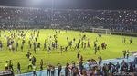 Foto: Rusuh Suporter di Laga Arema vs Persib