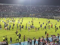 Video Kericuhan Suporter di Laga Arema vs Persib