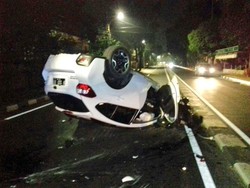 Mobil Kecelakaan di Wijaya Jaksel Hingga Terbalik