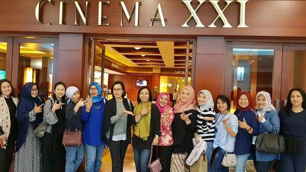 Gaya Sri Mulyani Malam Mingguan Bareng Suami dan Pejabat Kemenkeu