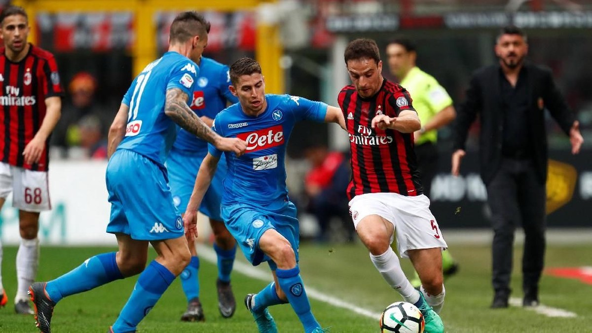 Napoli diimbangi AC Milan. (Foto: Alessandro Garofalo/Reuters)