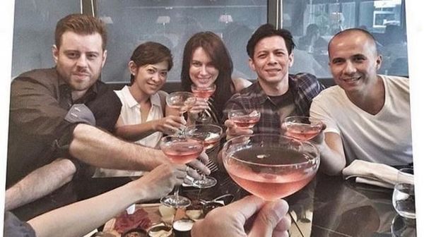 Lihat Kerennya Gaya Ariel Noah Saat Makan dan Nongkrong Bareng Teman