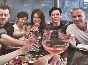 Lihat Kerennya Gaya Ariel Noah Saat Makan dan Nongkrong Bareng Teman