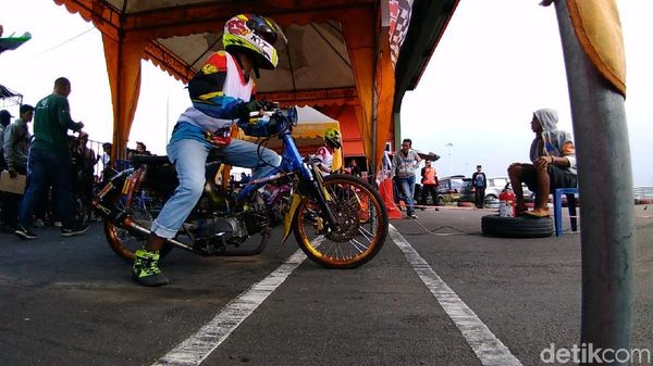 Motor Jadul Honda Adu Kebut Drag Race