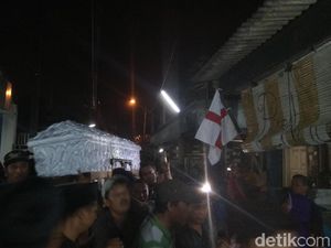 Jenazah Micko Diantar Ratusan Suporter ke Peristirahatan Terakhir