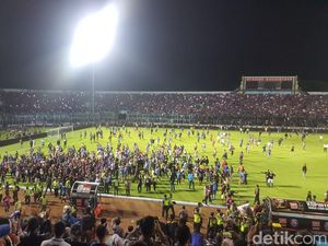 Foto: Kerusuhan Suporter Saat Injury Time Laga Arema vs Persib Foto: Kerusuhan Suporter Saat Injury Time Laga Arema vs Persib