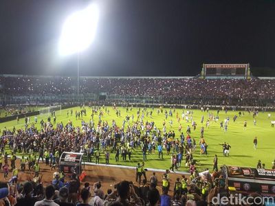 Foto: Kerusuhan Suporter Saat Injury Time Laga Arema vs Persib