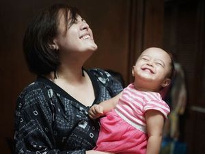 Foto-foto Ini Tunjukkan Cynthia Lamusu dan Putrinya Mirip Banget