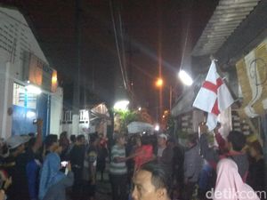 Ratusan Suporter Persebaya Sambut Kedatangan Jenazah Micko