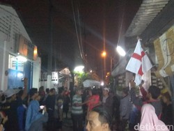 Ratusan Suporter Persebaya Sambut Kedatangan Jenazah Micko