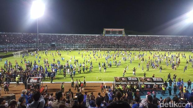 Suporter masuk ke dalam lapangan di masa injury time.