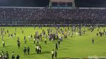 Foto: Rusuh Suporter di Laga Arema vs Persib