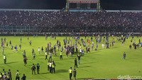 Suporter berada di tribun timur atau tepat di bawah papan skor merangsek masuk. (Muhammad Aminudin/detikSport)