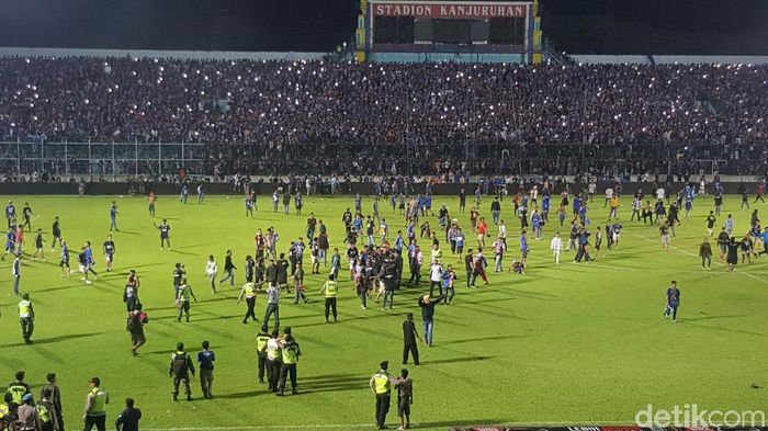 Rusuh suporter Arema vs Persib Rusuh suporter Arema vs Persib