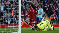 Sundulan Salah tak bisa dijangkau kiper Bournemouth Asmir Begovic. Bola melewati Begovic dan meluncur masuk ke dalam gawang. (Foto: Andrew Yates/Reuters)