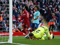 Sundulan Salah tak bisa dijangkau kiper Bournemouth Asmir Begovic. Bola melewati Begovic dan meluncur masuk ke dalam gawang. (Foto: Andrew Yates/Reuters)