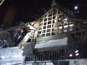 Petugas Damkar Bantu Penanganan Rumah Roboh di Sawah Besar Jakpus