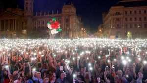 Lautan Cahaya Lampu Ponsel di Demo Anti-Pemerintah Hongaria