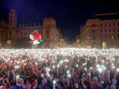 Lautan Cahaya Lampu Ponsel di Demo Anti-Pemerintah Hongaria