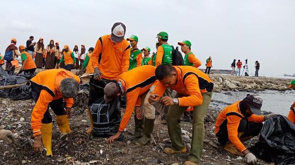 Foto: Aksi Gempur Sampah di Teluk Jakarta