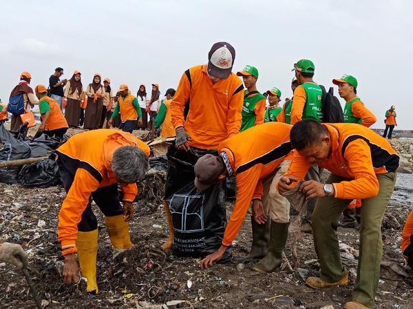 Foto: Aksi Gempur Sampah di Teluk Jakarta