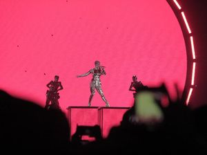 Ajak Penonton ke Panggung, Katy Perry Belajar Bahasa Indonesia