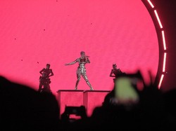 Ajak Penonton ke Panggung, Katy Perry Belajar Bahasa Indonesia