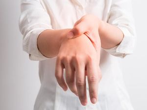 Tangan Sering Kesemutan? Kenali 10 Penyebabnya dan Cara Mengatasinya Tangan Sering Kesemutan? Kenali 10 Penyebabnya dan Cara Mengatasinya
