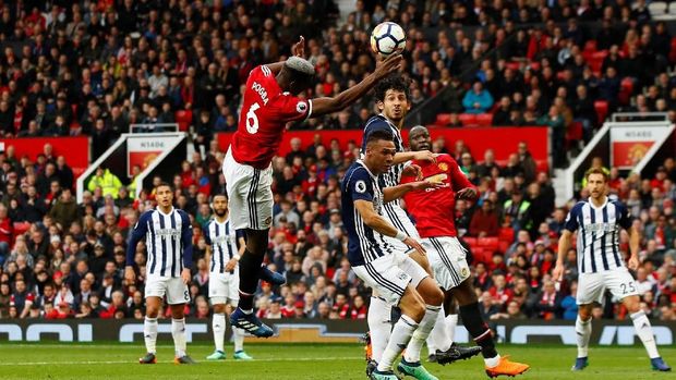 Paul Pogba mencoba mencetak gol dengan menggunakan tangannya saat melawan West Brom.