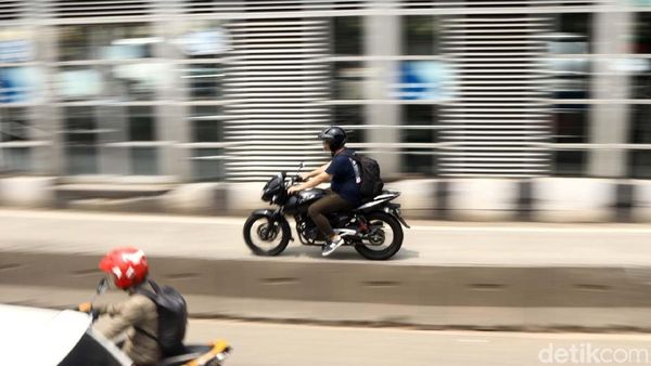 Jalur Busway di Daan Mogot Belum Steril